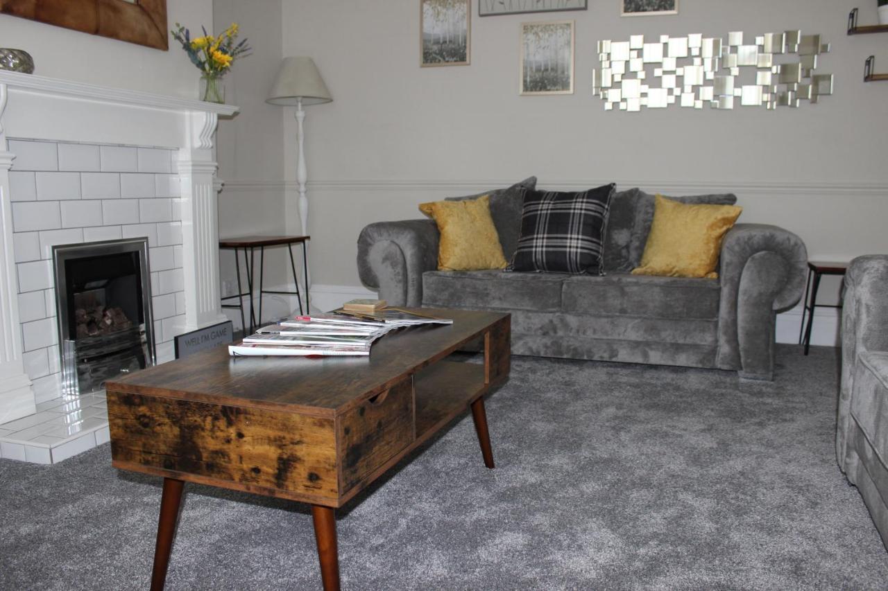 The Hampton Beautiful 3 Bedroom House With Conservatory & Garden *